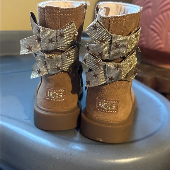UGG Kids Tan Boots with Starry Bow - Picture 3 of 5